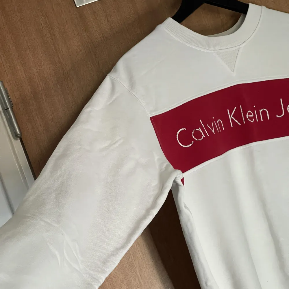 Säljer en calvin Klein tröja i storlek S tröjan är som ny. skön material. Jag köpte tröjan för 1200 säljer den för en billig peng 300kr . Hoodies.