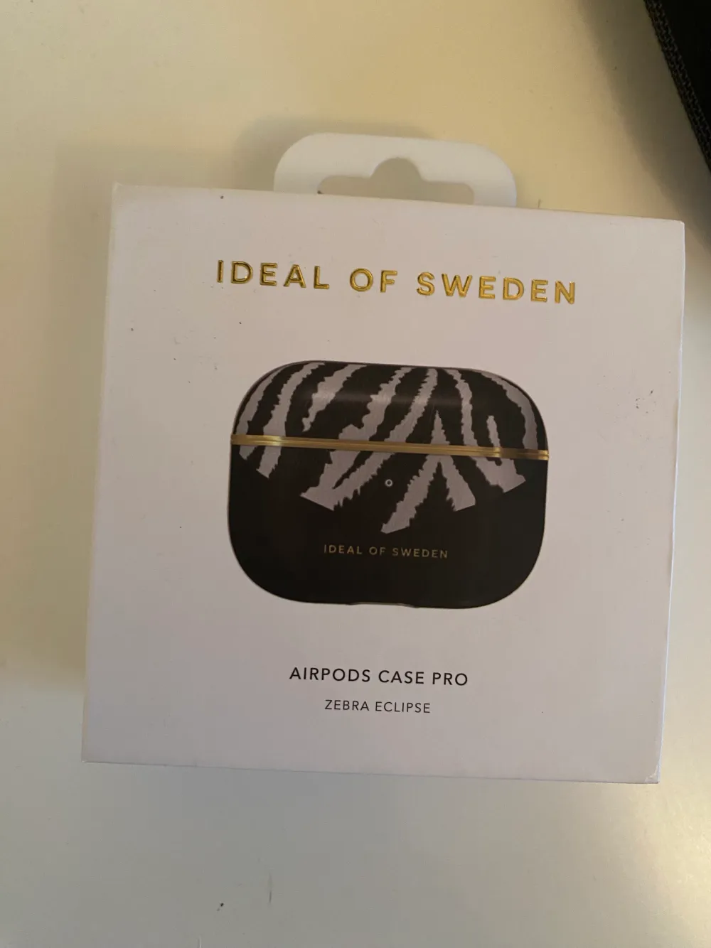 Ett helt nytt AirPods case till Airpod pro från Ideal of Sweden! Aldrig använts. . Övrigt.