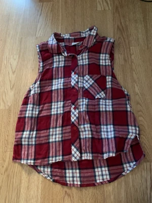 Ärmlös skjorta - Snygg rutig ärmlös skjorta i rött och vitt