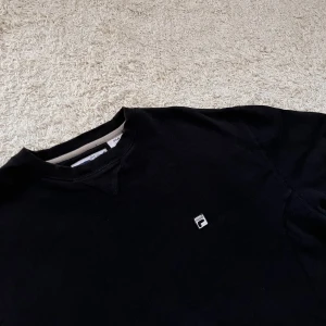 Filacrewneck - Svart Filatröja i storlek L.