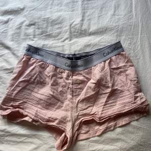 Söta Calvin Klein shorts i bra skick. Säljer för dom inte kommer till användning. Skriv för frågor💓