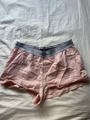 Ck pyjamasshorts - Söta Calvin Klein shorts i bra skick. Säljer för dom inte kommer till användning. Skriv för frågor💓