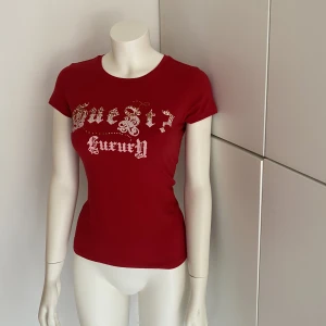 Röd rhinestone tröja - Röd rhinestone tröja från Guest Jeans. Står storlek L/XL men skulle uppskatta den mer som Medium 💋 