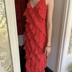 maxiklänning  - säljer denna superfina klänningen då den inte kommer till användning. lappen är ej kvar pga den stack ut i ryggen, men den är köpt i London från en butik som heter missguided! priset går att diskutera💘💘 skriv privat för fler bilder eller vid frågor!