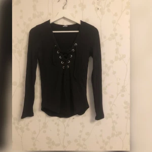 Långärmad tröja med snörning  - Snörning vid brösten, använt skick 