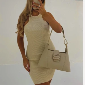 Klänning  - Fin klänning aldrig använd