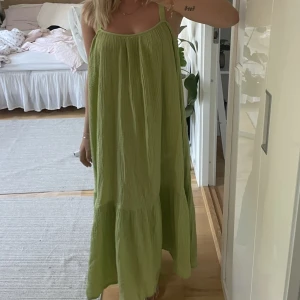 Grön sommarklänning  - Superfin grön klänning, har en liten defekt (se bild) storlek S