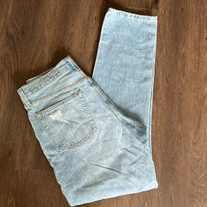 Levi’s jeans - Helt nya och oanvända jeans från Levi’s.   Rensar ur min garderob från en hel del oanvända kläder🌼 Kika och se om du ser något mer i min profil som du gillar så skickar jag med det till dig också!😊 Fler kläder kommer! 