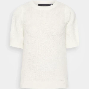 Stickad topp - Säljer min stickade topp i S från vero moda som är slutsåld då den inte kommer till användning. Den är superfin och aldrig använd.