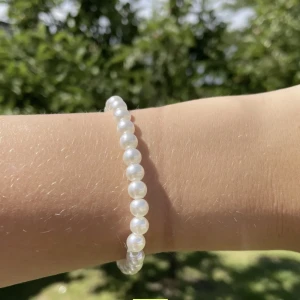 Ett pärlarmband  - Ett pärlarmband i storlek s, men finns att göra i fler storlekar. Skriv om det är något! 💗 använd gärna ”köp nu”