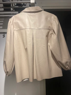 Skjorta - Lack liknande material aldrig använd prislappen sitter kvar 
