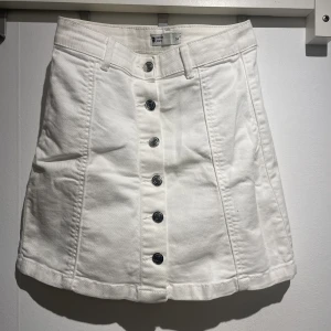 Kjol - Kjol med knappar hela vägen 