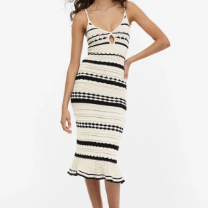 Stickad klänning - Säljer denna fina klänning från HM i strl S, kommer tyvärr inte till användning. 