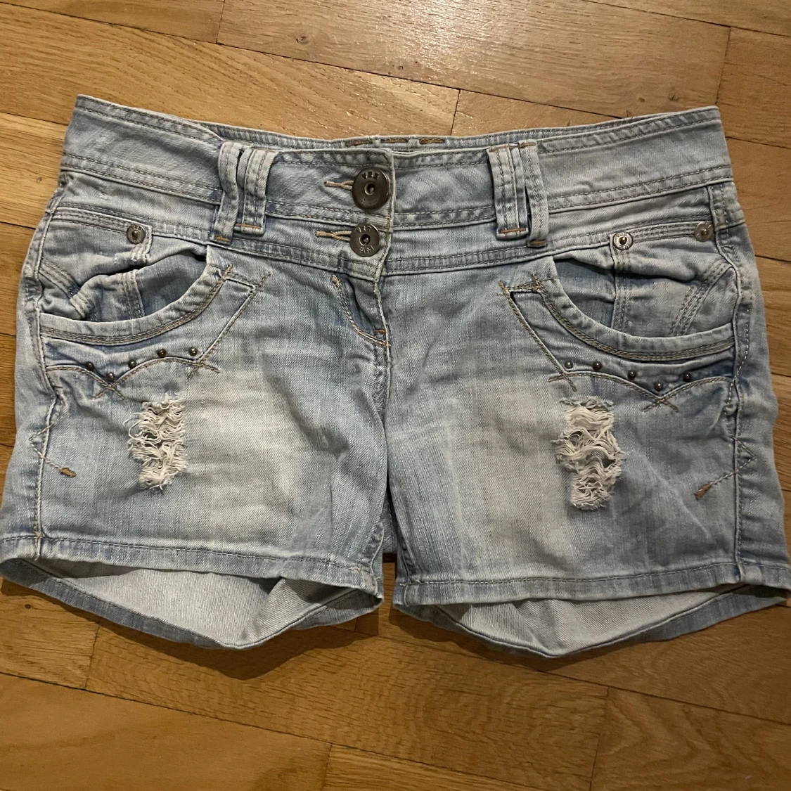 Lågmidjade jeansshorts 
