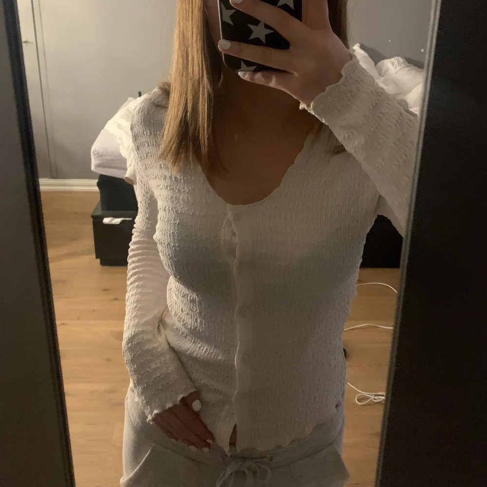 Somrig beige blus från SHEIN🤍 Storlek M men liten i storlek så skulle passa någon som har S. Nästa aldrig använd✨Pris 75kr+ frakt. Skriv för mer bilder👌🏼 . Blusar.