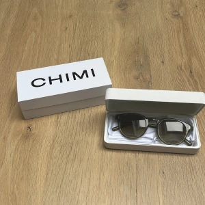 CHIMI Solglasögon - CHIMI eyewear Modell 03 Green (oliv/guld) Vintageklassiker, rund form, strl onesize.  Bra skick, mindre bruksslitage (7/10)  Inköpta 2022, nypris 1250.