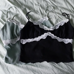 2 st lace tank tops - Två st lace tank topp en ljys grön och en svart med vit spets vid bysten, den gröna har en liten defekt på spetsen, sitter snyggt,25 kr för en, knappt använda, Läs bio!! 
