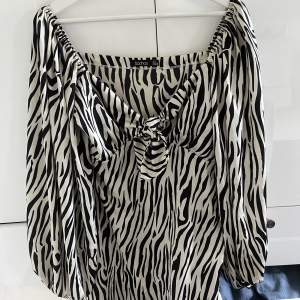 Superfin klänning i zebramönster från Booho. Använd en gång💗