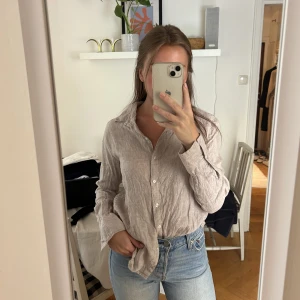Beige linneskjorta  - Säljer en fin beige linneskjorta från Gina Tricot i storlek 34. Väldigt fint skick 💛 Köparen står för frakten.