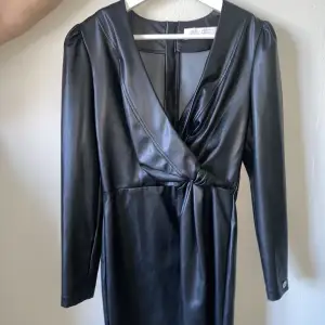 Jättesnygg klänning i fake läder från chiara forthi (bubbleroom) 🖤 endast använd en gång så i nyskick