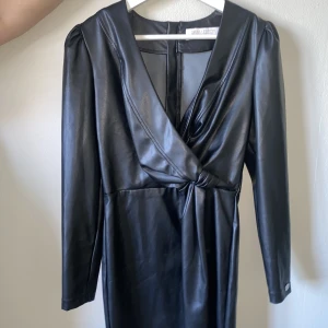 PU läderklänning från Chiara forthi 🖤 - Jättesnygg klänning i fake läder från chiara forthi (bubbleroom) 🖤 endast använd en gång så i nyskick