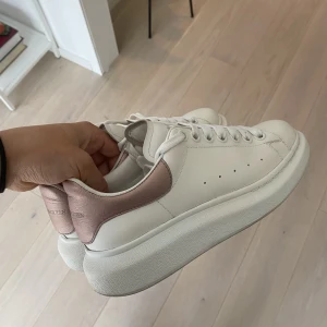 Alexander mcqueen  - Säljer mina fina Alexander mcqueen, skriv vid intresse!! Bra skick💗