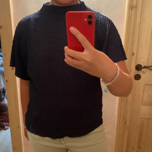 Marinblå topp - Marinblå topp från zara i storlek M! Säljer för 250 men pris kan diskuteras🩷🩵😝