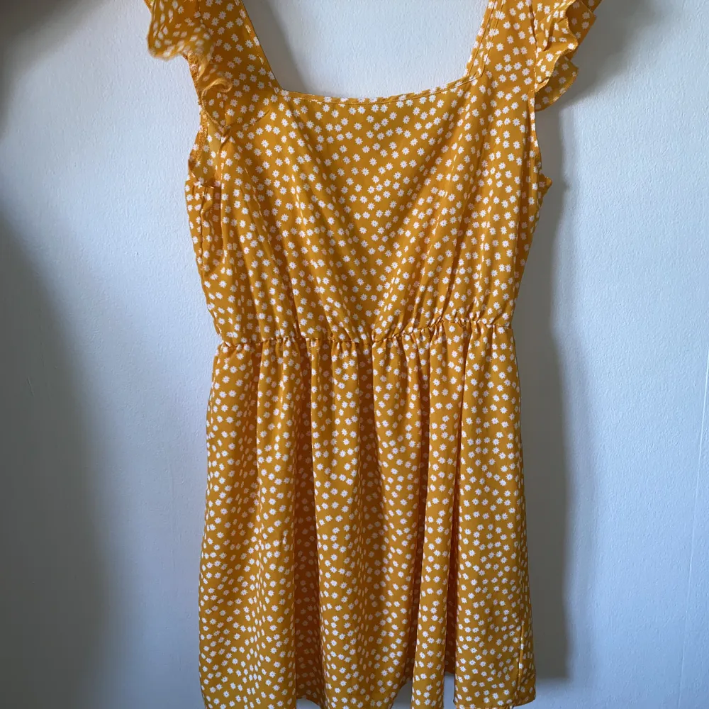 Jättegullig gul klänning i tunt material 💛 från shein . Klänningar.