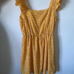 Jättegullig gul klänning i tunt material 💛 från shein 