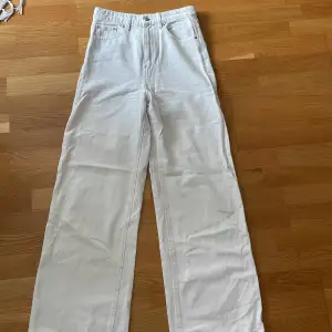 Vita Gina jeans. Storlek 34 men stora i storleken. Använda några få gånger. Har en liten fläck på högerbenet. Alltid tvättade i perfymfritt och aldrig torktumlade. 