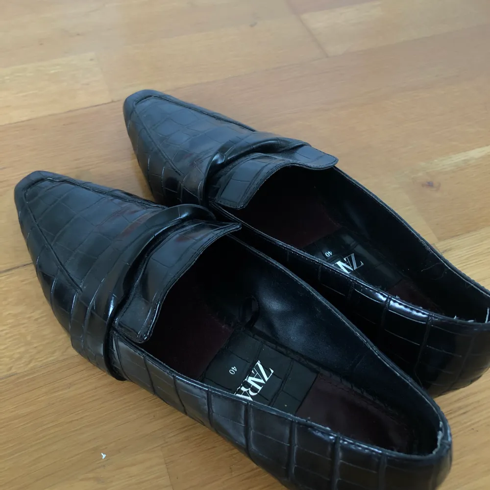 Svarta loafers från zara med krokodil mönster. Skor.