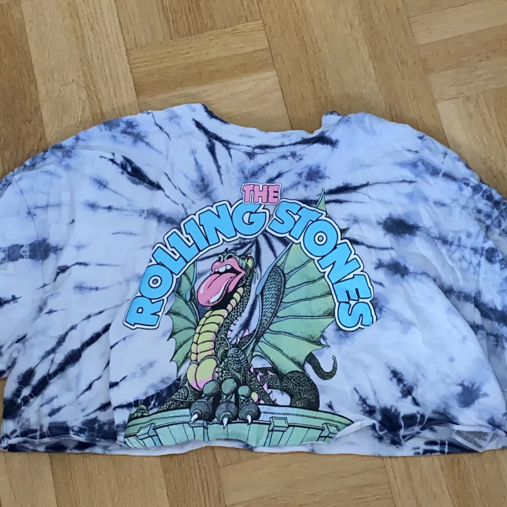 Superfin lite pösigare magtröja med tie-dye och Rolling Stones tryck! Säljer då den inte riktigt är min stil💕 storlek XS men passar S och M också 🙌🏻 använd någon enstaka gång! . T-shirts.