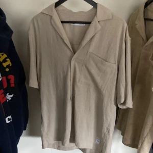 Zara Skjorta - Bra sommarplagg från Zara, helt oanvänd. Säljer pga inte kommit till användning.  Pris: 250 kr
