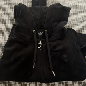 Juicy tröja  - Helt oanvänd. Har kvar sin lena struktur. Säljer den för den är för liten.