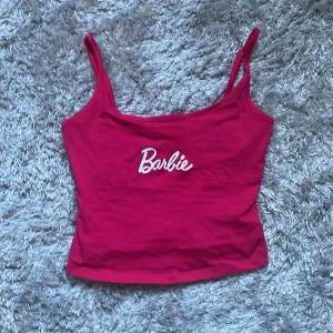 Barbie linne - Rosa barbie linne. Storlek Xs. Köpt i London. Perfekt för barbie premiär och då för att se barbie filmen. Aldrig använd pga för liten.🩷💄