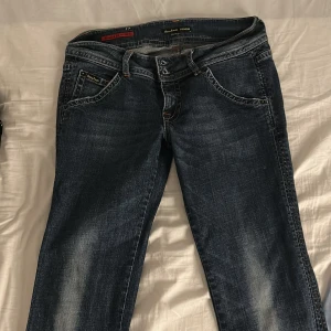 Guess byxor - Säljer lågmidjade bootcut byxor för att de e för stora i midjan 💋 använda 4gngr❤️