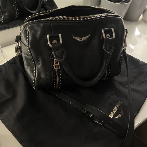 Zadig & Voltaire väska - Intressekoll på min Zadig & Voltaire Sunny XS Studs bag. Köpte den på deras egna hemsida hösten 2021. Nypris 4250 kr, mitt pris 2000 kr då den fortfarande är i fint skick! Dustbag och äkthetsbevis ingår (finns med på bilderna). Skriv vid frågor😊🩷