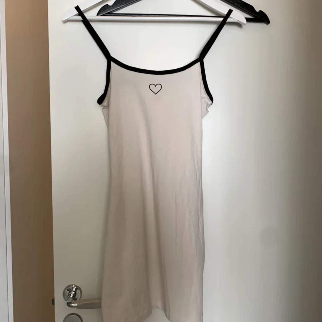 Vit klänning med ett hjärta 
