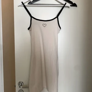 Vit klänning med ett hjärta  - Aldrig använd Frakt 29kr med instabox
