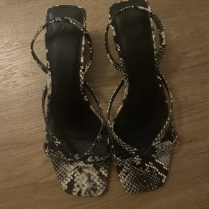 Klackskor - Klackskor i ormimitation från h&m i storlek 40. Passar en 39