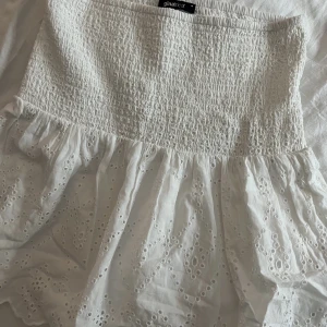 Kjol - Fin vit kjol i storlek m från Gina som inte säljs längre.