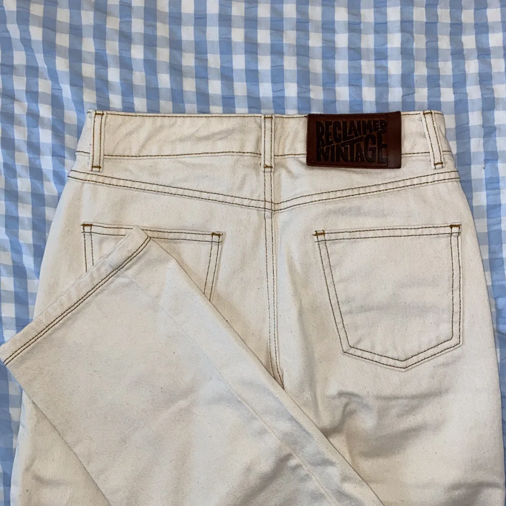 Gräddvita jeans från Reclaimed Vintage i storlek W28 L32. De är knappt använda och i väldigt bra skick! Första bilden lånad av Asos.. Jeans & Byxor.