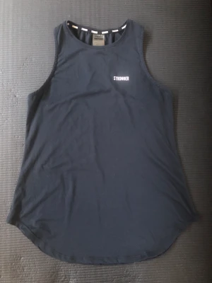 Stronger linne Airy - Airy Racerback XS. Linnet är tightare upptill och lite ledigare över rumpan. Brottarrygg. Fint skick.