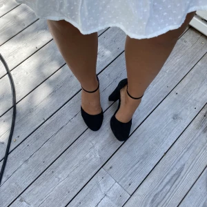 Svarta klackskor  - 9 cm klack, super sköna och lätta att gå i. Använda 1 gång🌟🌟