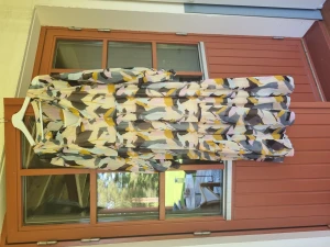 Klänning - Sommarklänning från Ellos, ny bara provad. Strl 42/44 men skulle säga att den är mer som en 42. Ljuvligt fin på, luftig men ändå klädd på ngt sätt. Ljusgul underklännign som sitter fast i klänningen.