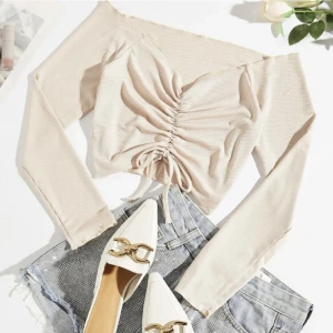 Off shoulder - Beige off shoulder tröja i ribbat material. Sitter jätte fint på och ärmarna åker varken upp eller ner.