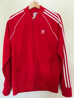 Adidas SST tracksuit  - Adidas SST tracksuit Använd få gånger men lite fläckar vid ena benet som går att tvätta bort. Byxorna storlek L och koftan storlek M Kan mötas i Malmö