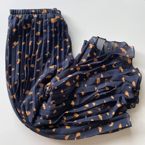 Långkjol från Monki - Sparsamt använd, inga slitningar. Jag är 175 cm lång. 