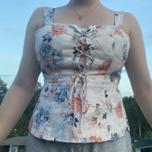 Rosa linne - Ljusrosa linne/topp med knytning fram och dragkedja bak. 