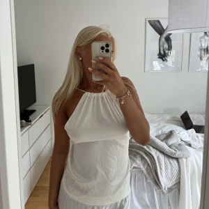 Fin topp - Säljer denna jättefina toppen med öppen rygg ifrån zara. Använd 1 gång. Storlek S. Säljer för 150kr💕